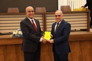 Read more about the article Minister of Health Honors Dean of Faculty of Nursing / University of Kerbala and Promises to Meet Needs of Nursing Faculties