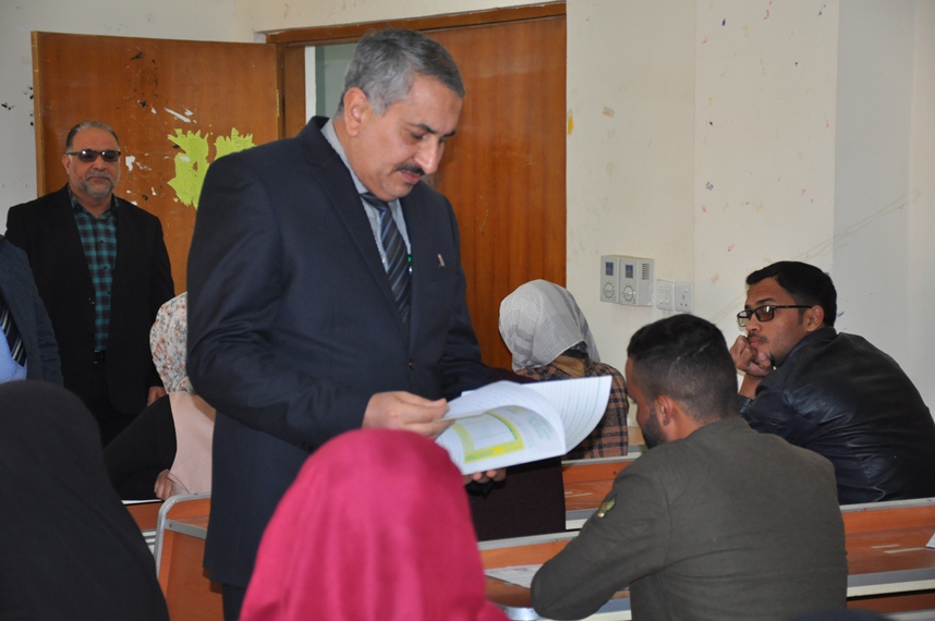 Read more about the article السيد رئيس الجامعة يتفقد امتحانات نصف السنة