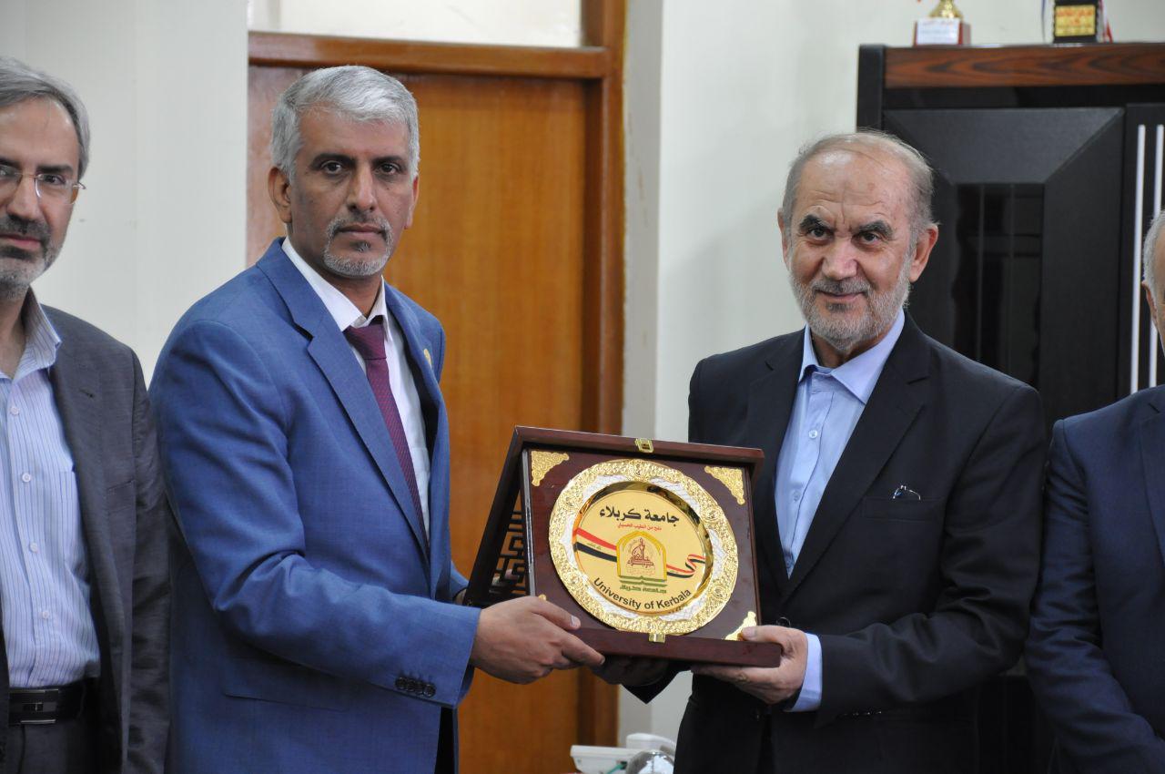 Read more about the article توقيع مذكرة تفاهم الجانب الايراني مع جامعة كربلاء