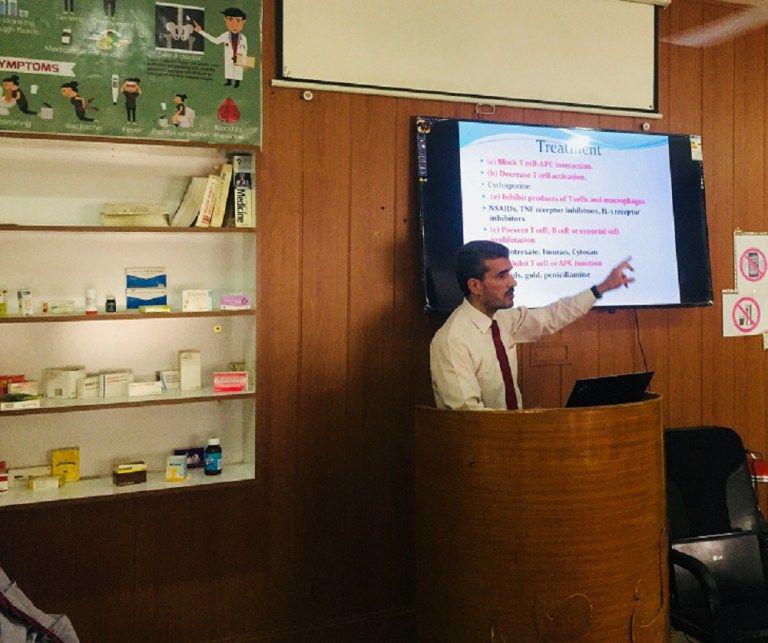 Read more about the article حلقة نقاشية في جامعة كربلاء عن مضادات الالتهابات