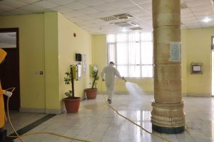 Read more about the article جامعة كربلاء تنظم حملة تعفير لابنيتها للوقاية من فايروس كورونا
