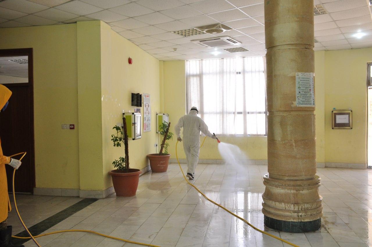 Read more about the article جامعة كربلاء تنظم حملة تعفير لابنيتها للوقاية من فايروس كورونا
