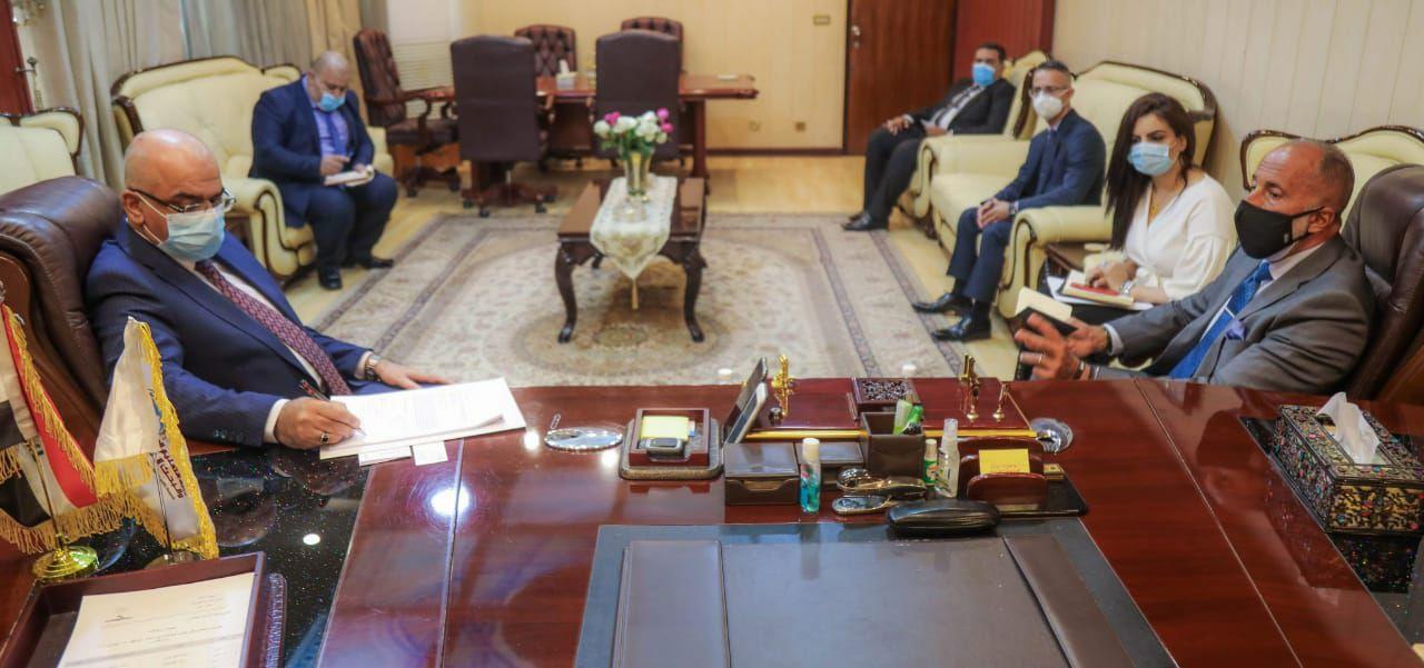 Read more about the article وزير التعليم يبحث مع ممثل البنك الدولي دعم برامج التعليم الرقمي والحوكمة الإلكترونية