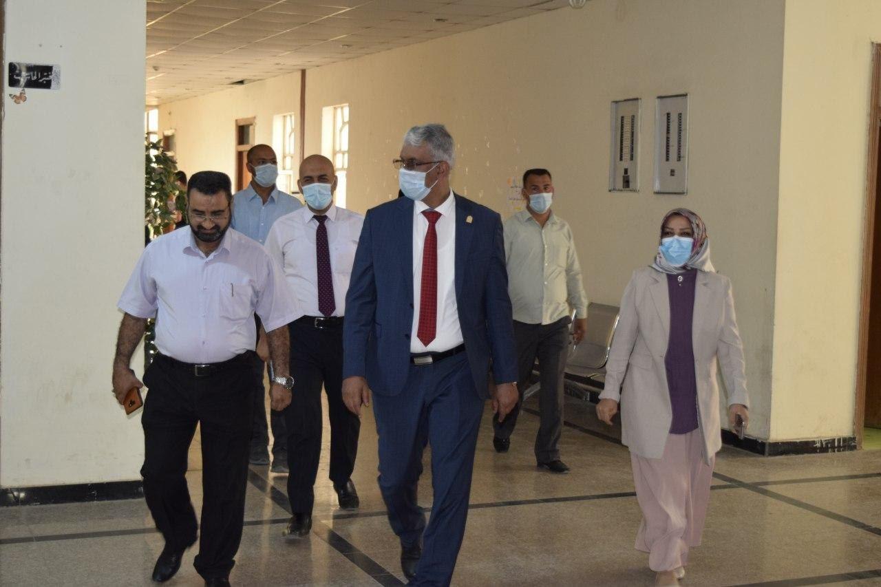 Read more about the article رئيس جامعة كربلاء يتفقد الامتحان التنافسي للمتقدمين على الدراسات العليا