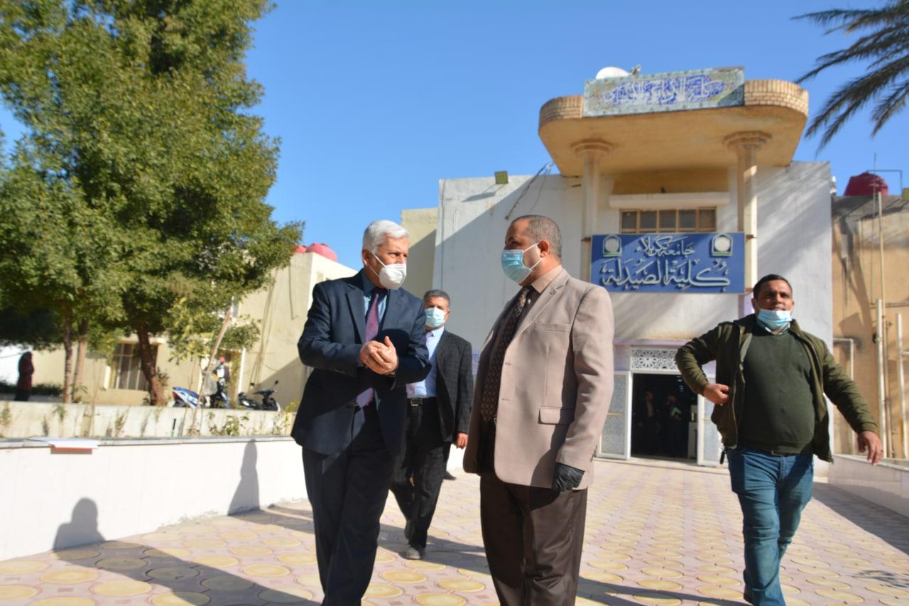 Read more about the article رئيس اللجنة المركزية للاشراف على الامتحانات في جامعة كربلاء يشيد باداء اللجان الامتحانية في كلية الصيدلة