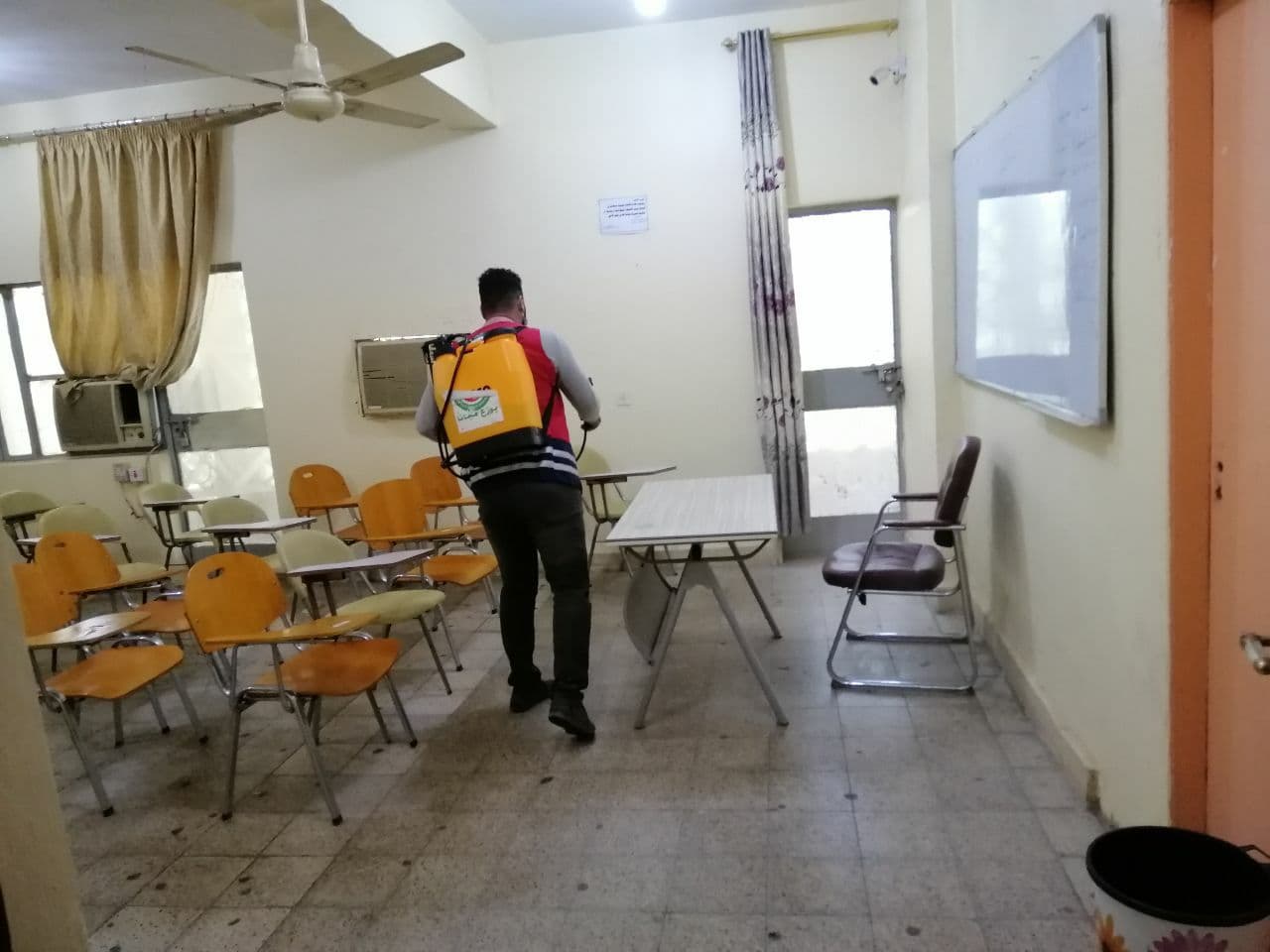 Read more about the article جامعة كربلاء وبالتعاون مع جمعية الهلال الاحمر العراقية تنظم حملة لتعفير ملاعب وقاعات التربية البدنية