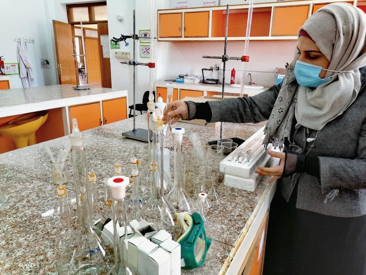 Read more about the article مبادرة من اساتذة وطلبة كلية الطب البيطري بجامعة كربلاء لشراء مواد مختبرية