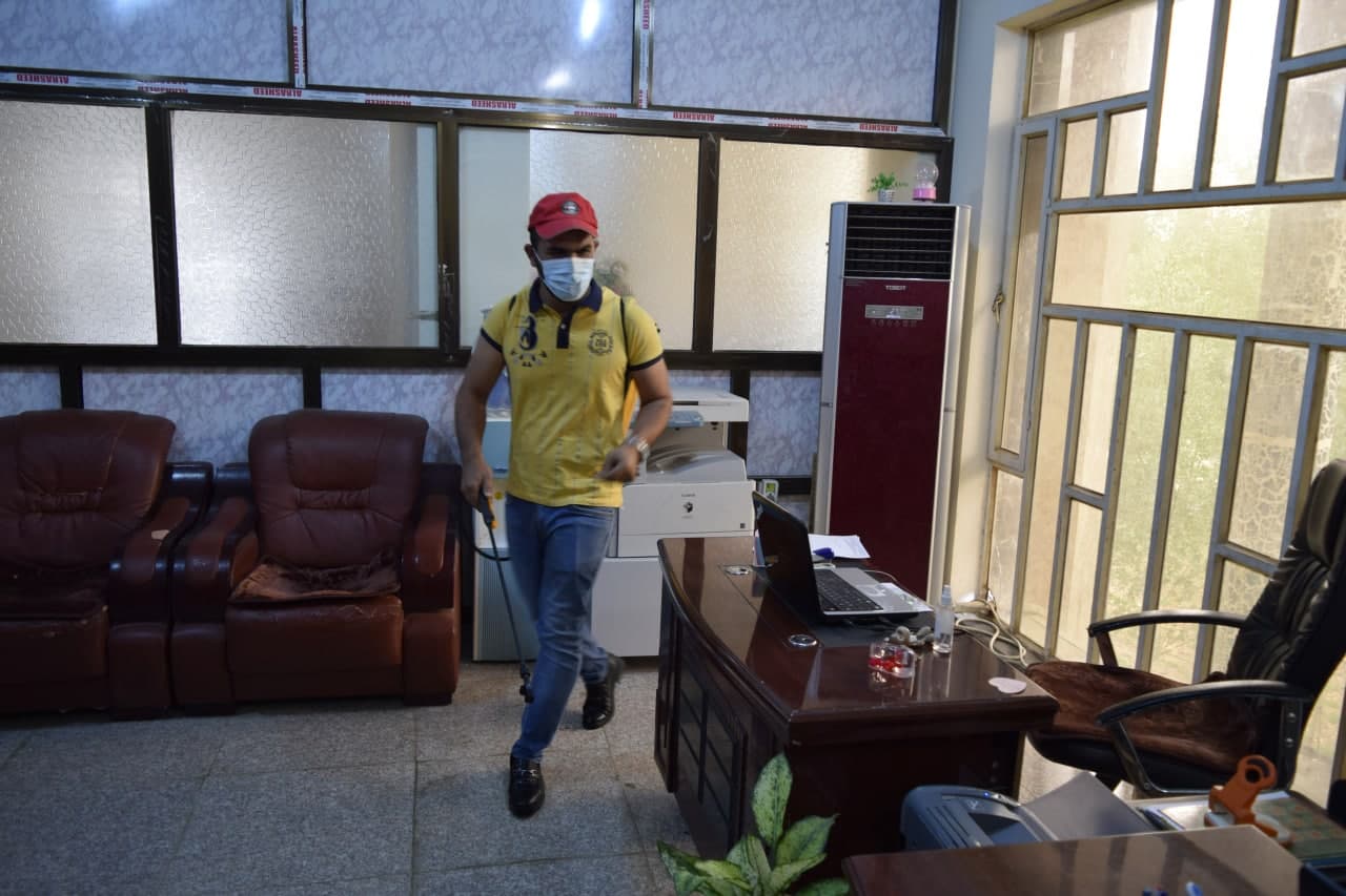 Read more about the article جامعة كربلاء كلية الطب البيطري وبالتعاون مع جمعية الهلال الاحمر العراقية تنظم حملة تعفير للكلية