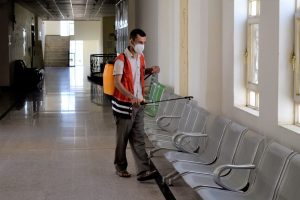 Read more about the article كلية الطب البيطري في جامعة كربلاء بالتعاون مع جمعية الهلال الاحمر تنظم حملة تعفير لقاعات وفروع الكلية