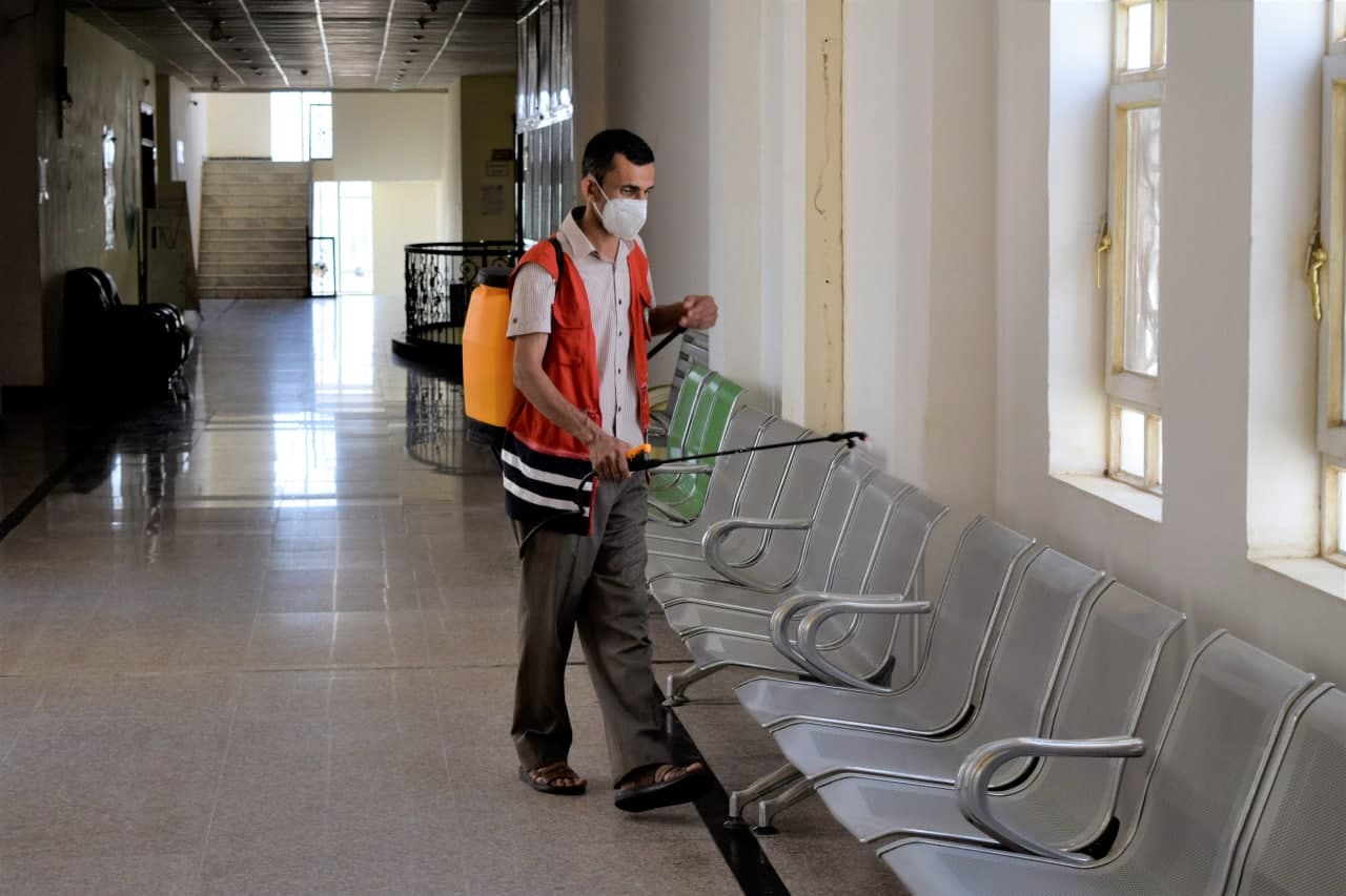 Read more about the article كلية الطب البيطري في جامعة كربلاء بالتعاون مع جمعية الهلال الاحمر تنظم حملة تعفير لقاعات وفروع الكلية