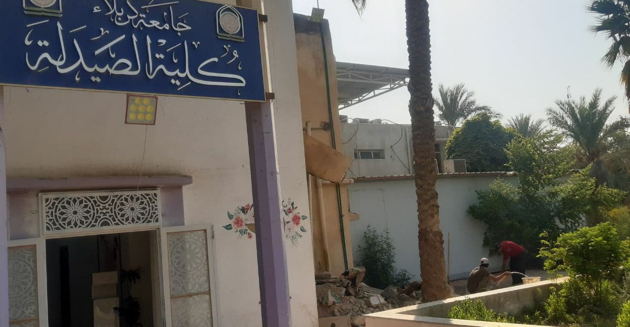 Read more about the article كلية الصيدلة في جامعة كربلاء تباشر بحملة واسعة لصيانة وترميم القاعات واروقة الكلية