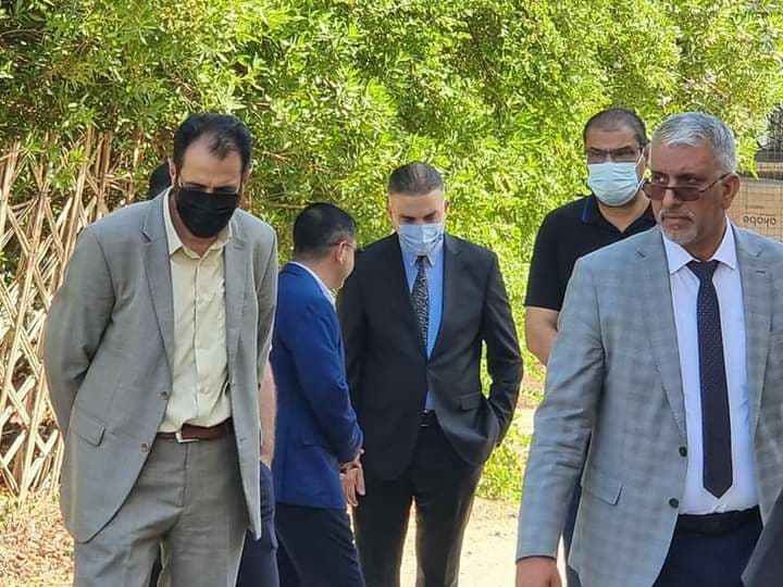 You are currently viewing رئيس الجامعة يجري جولة تفقدية لمشاريع الاعمار في مجمع (الموظفين)