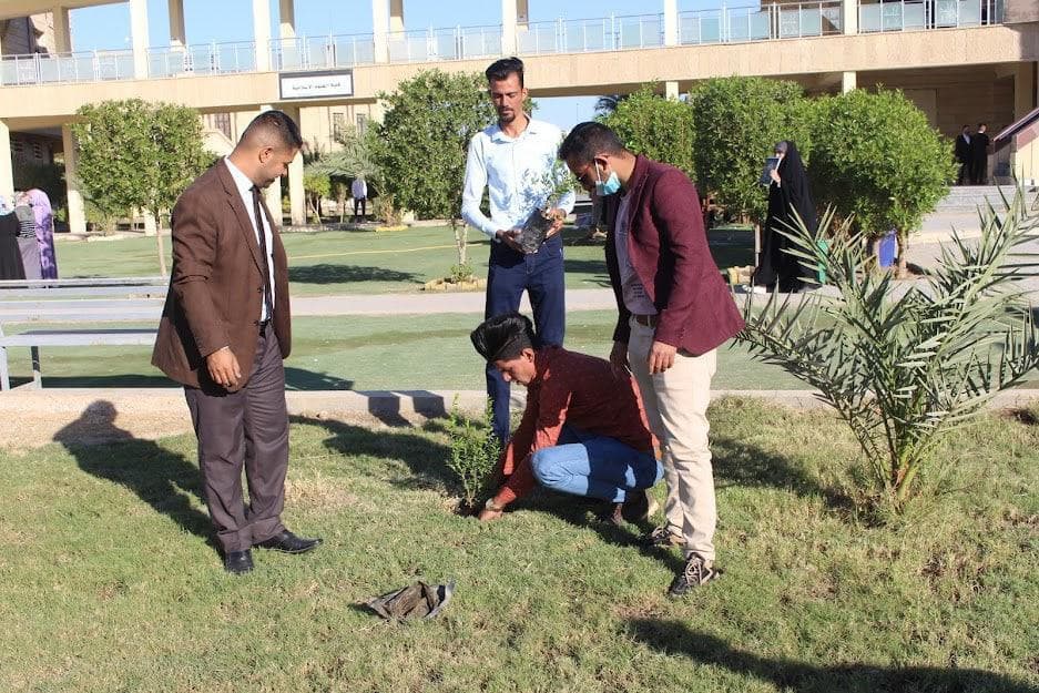 Read more about the article حملة تطوعية لزراعة الاشجار في جامعة كربلاء