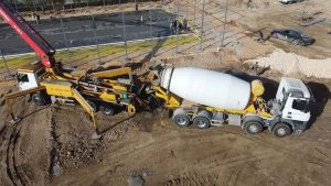 Read more about the article الملاكات الهندسية والفنية في جامعة كربلاء تباشر في تنفيذ ملعب كلية القانون