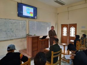 Read more about the article جامعة كربلاء تنظم دورة عن كيفية التعامل مع الأجهزة المختبرية و السلامة في المختبرات