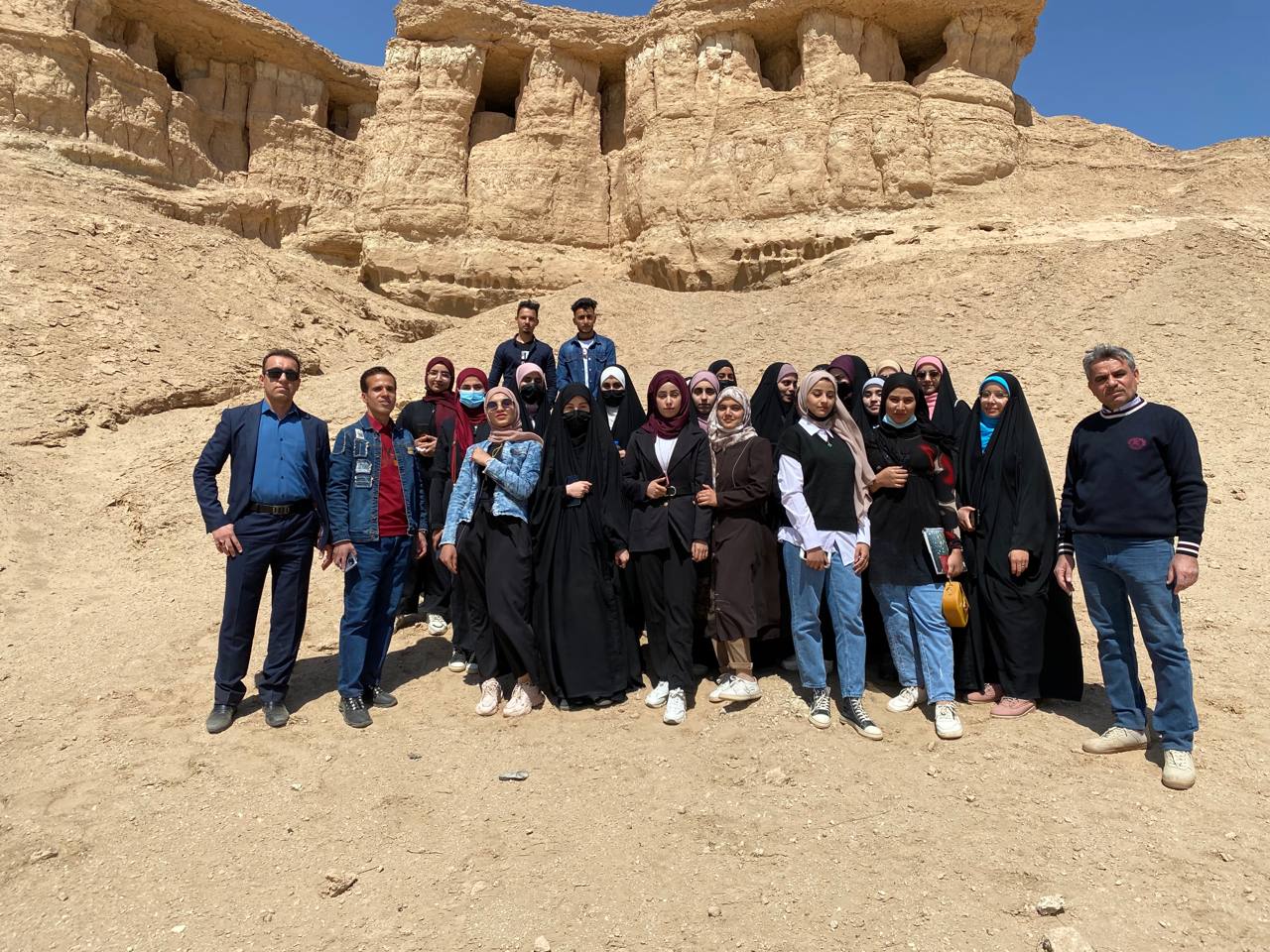 Read more about the article جامعة كربلاء تنظم زيارة للحقل الجيولوجي في كهوف الطار بكربلاء