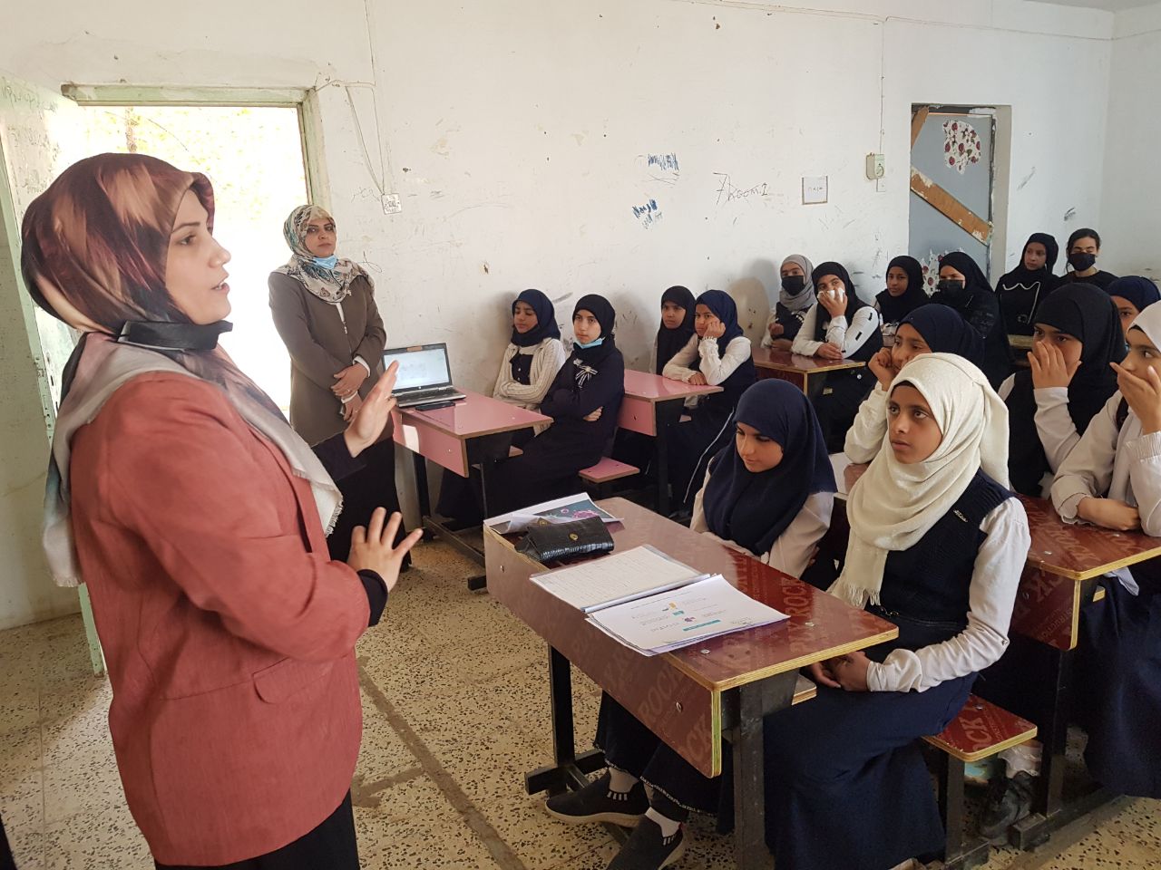 Read more about the article جامعة كربلاء تنظم ورشة عن التسمم الغذائي في مدرسة الرفاه للبنات