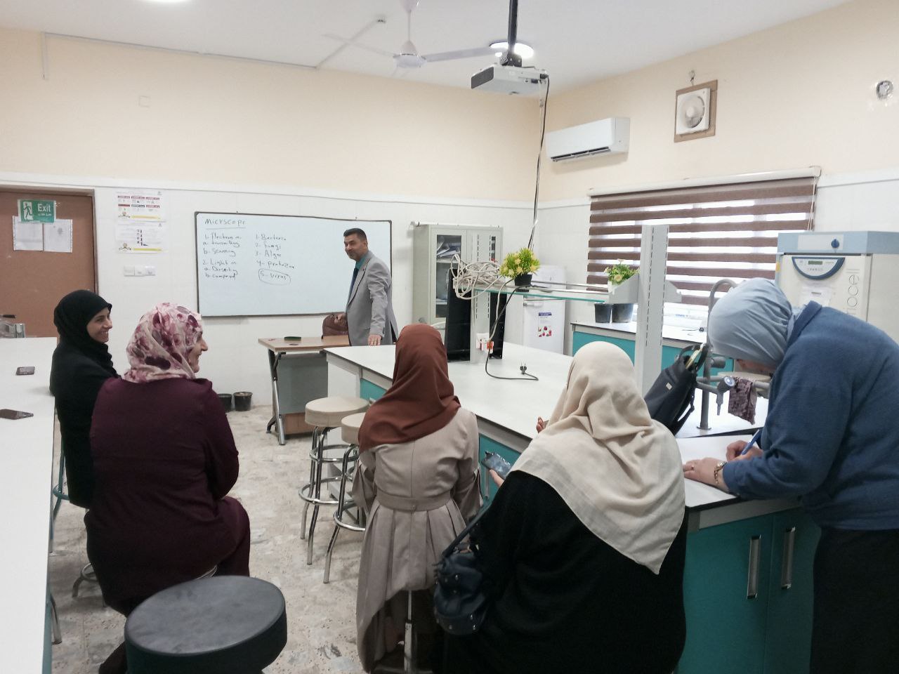 Read more about the article جامعة كربلاء تنظم دورة تدريبية عن انواع المجاهر واستخدامها