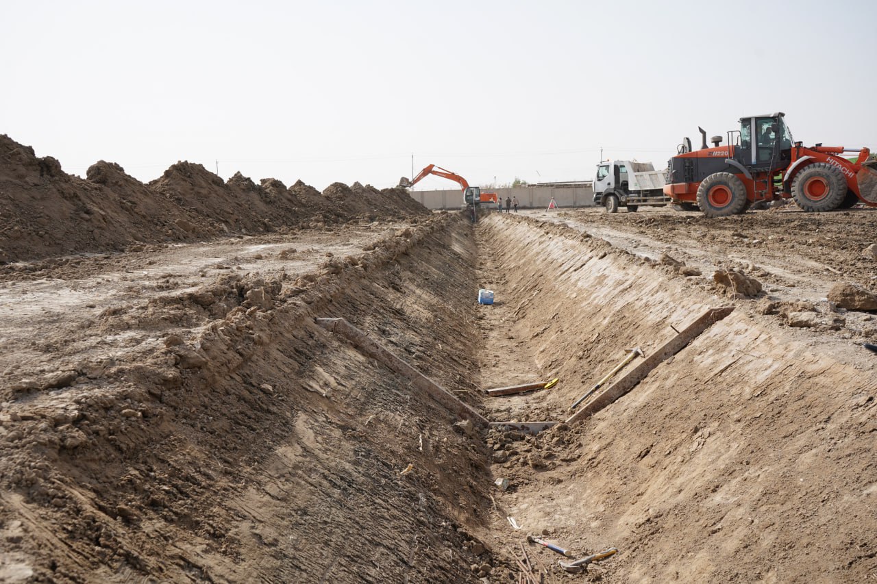 You are currently viewing جامعة كربلاء تباشر بتغليف المرحلة الاولى للقناة الأروائية الناقلة لمياه السقي داخل الحرم الجامعي