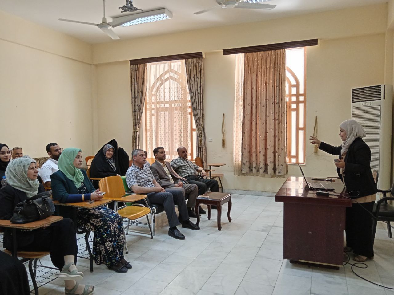 Read more about the article كلية العلوم بجامعة كربلاء تنظم حلقة نقاشية عن كيمياء السعادة