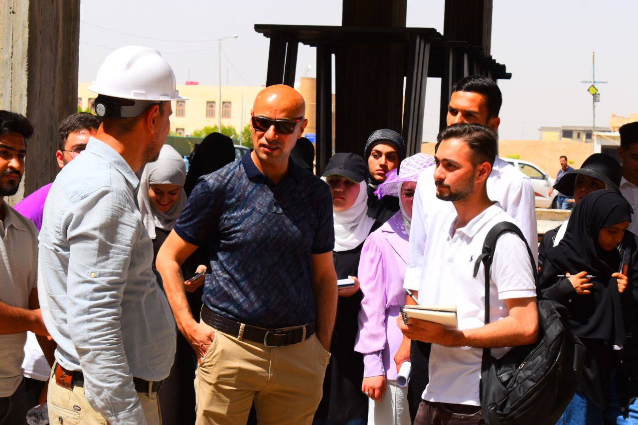 Read more about the article طلبة كلية الهندسة بجامعة كربلاء يجرون زيارة لأحد المشاريع المعمارية في الجامعة