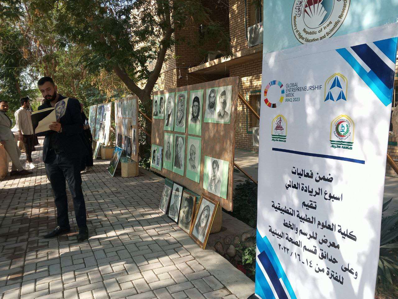 You are currently viewing طلبة من جامعة كربلاء ينظمون معرضاً فنياً للخط والرسم