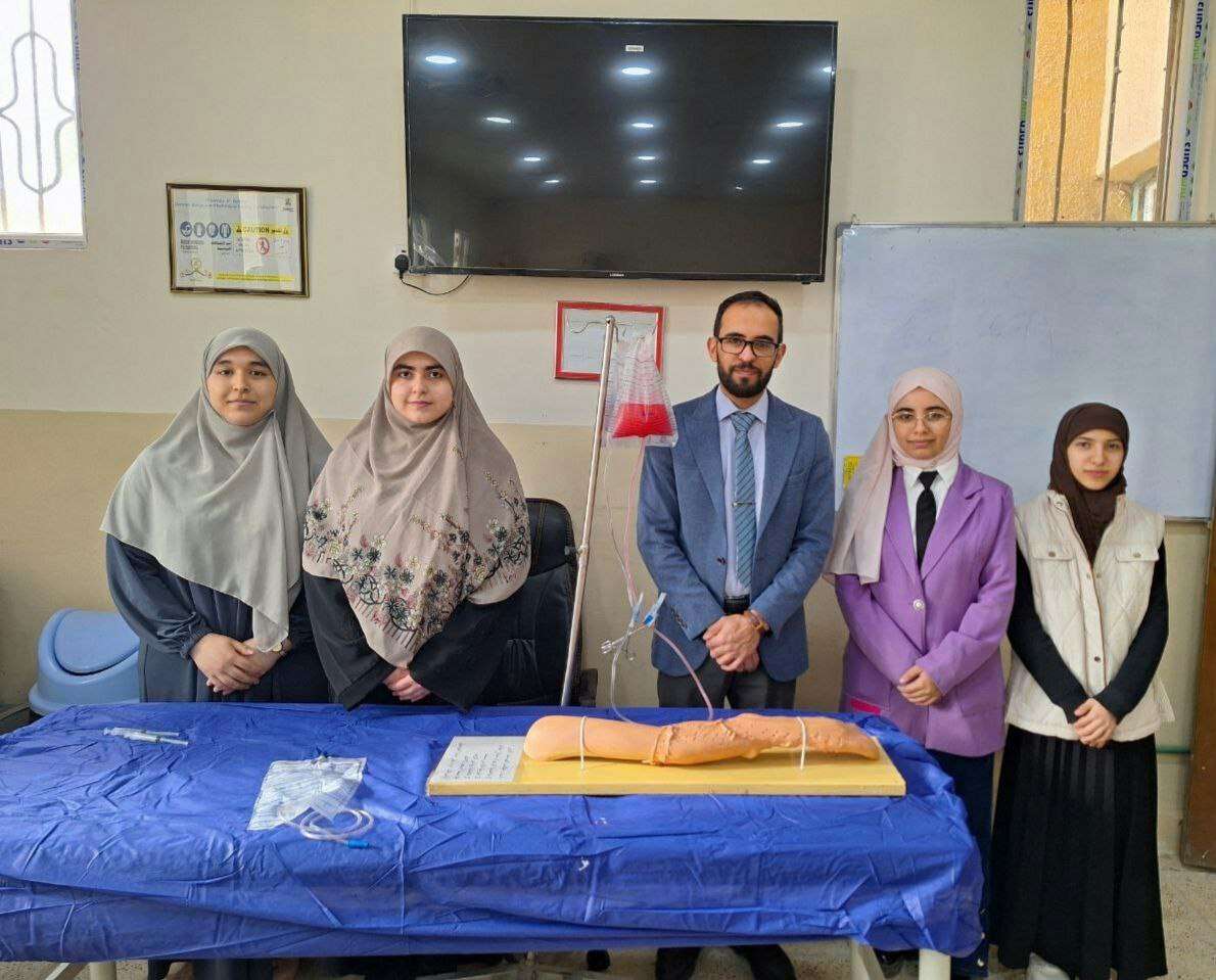 You are currently viewing فريق من طلبة جامعة كربلاء يتمكن من عمل ذراع لسحب الدم والحقن الوريدي