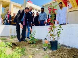 Read more about the article كلية الصيدلة تنظم حملة تطوعية لتشجير حدائق الكلية