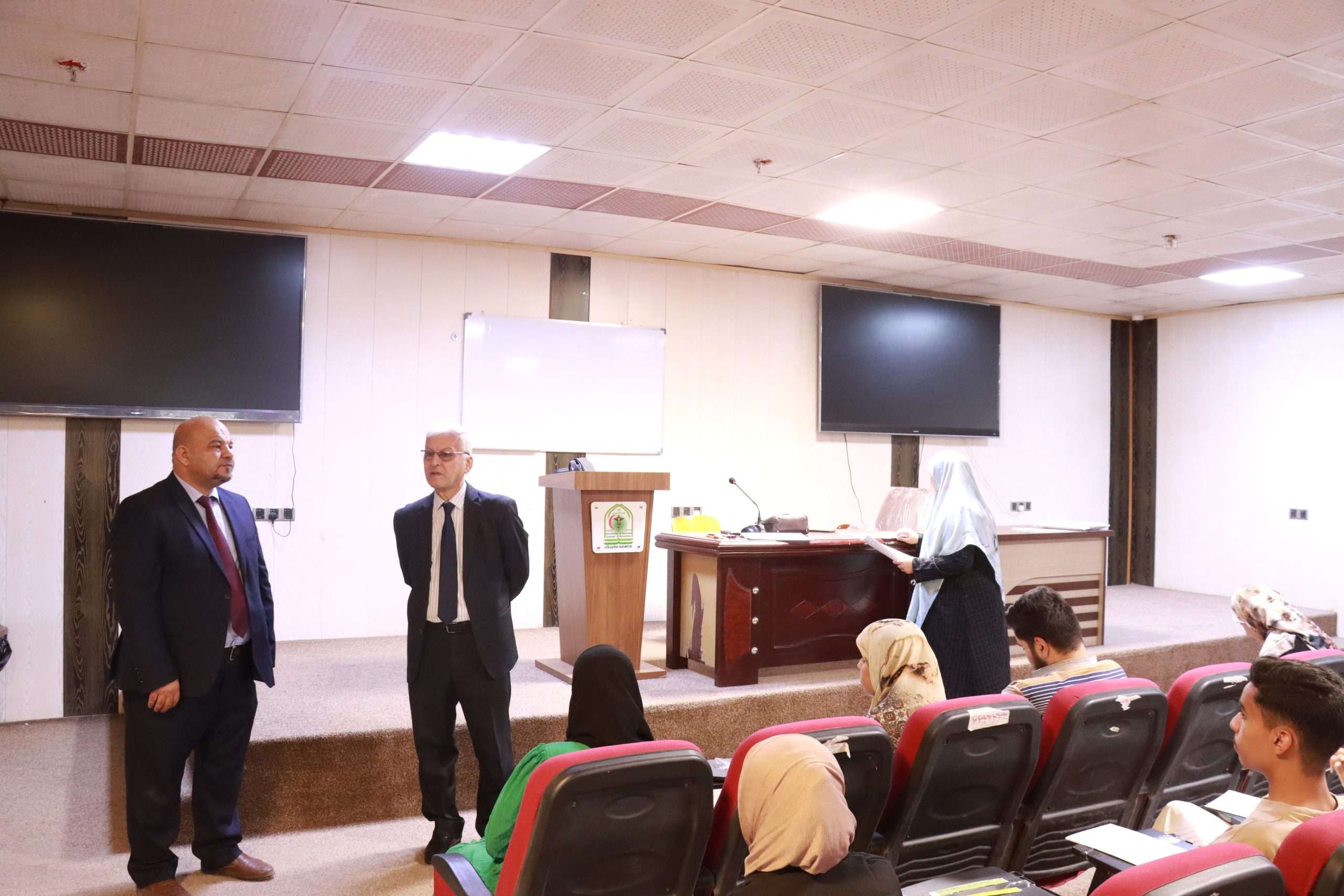 Read more about the article مساعد رئيس الجامعة للشؤون العلمية يتابع سير الامتحانات في الجامعة