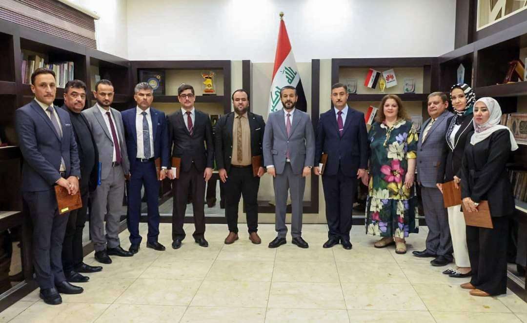 You are currently viewing بينهم باحث من جامعة كربلاء ..وزير التعليم يكرم الفائزين بجائزة البحث العلمي للمناخ