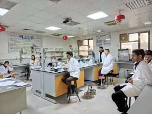 Read more about the article جامعة كربلاء تنظم دورة عن التدريب على إدارة المخاطر الكيميائية في المختبر