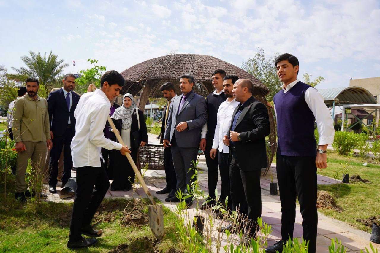 Read more about the article تعزيزاً للاستدامة  البيئية، حملة تشجير واسعة في جامعة كربلاء