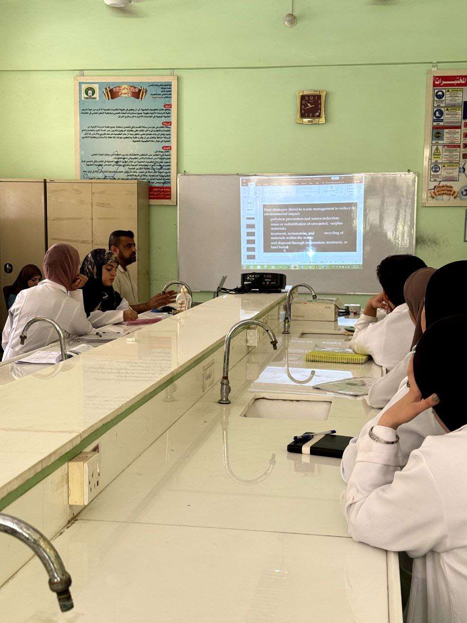 You are currently viewing دورة تدريبية في جامعة كربلاء حول إدارة النفايات الكيميائية في المختبرات