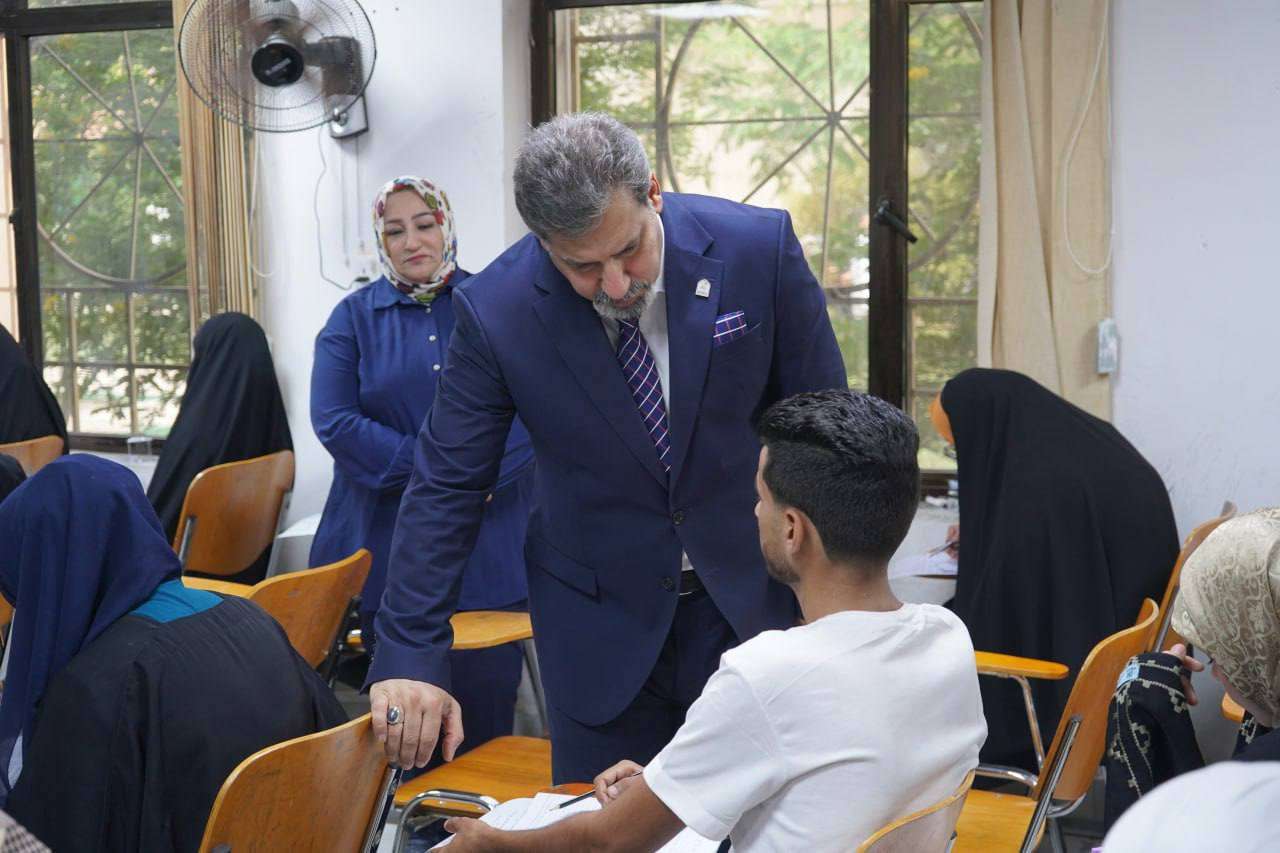 You are currently viewing رئيس الجامعة يتفقد سير الامتحانات النهائية ويثني على دور الملاكات التدريسية