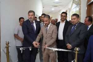 Read more about the article رئيس الجامعة يفتتح جدارية فنية ويزور متحف كلية العلوم السياحية