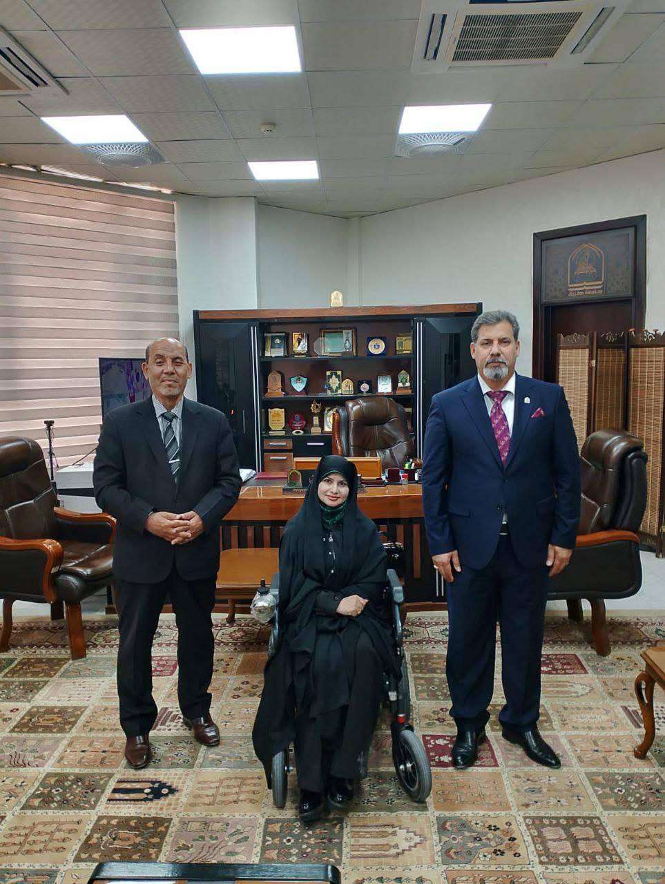 Read more about the article رئيس جامعة كربلاء يكرم طالبة من أصحاب الهمم بكلية العلوم الإسلامية