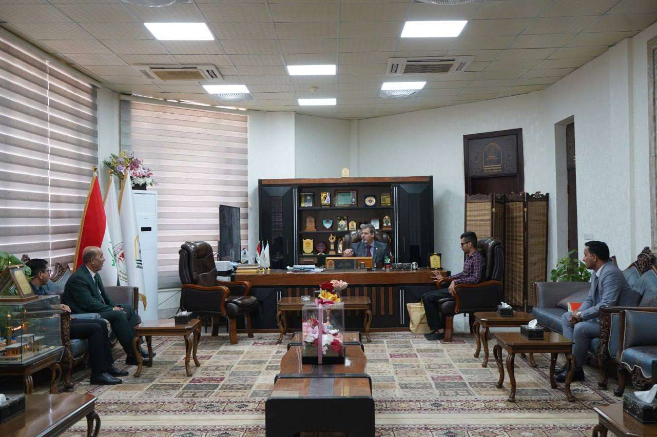 Read more about the article رئيس الجامعة يكرم طالبًا لفوزه بالمركز الثالث في مسابقة دولية