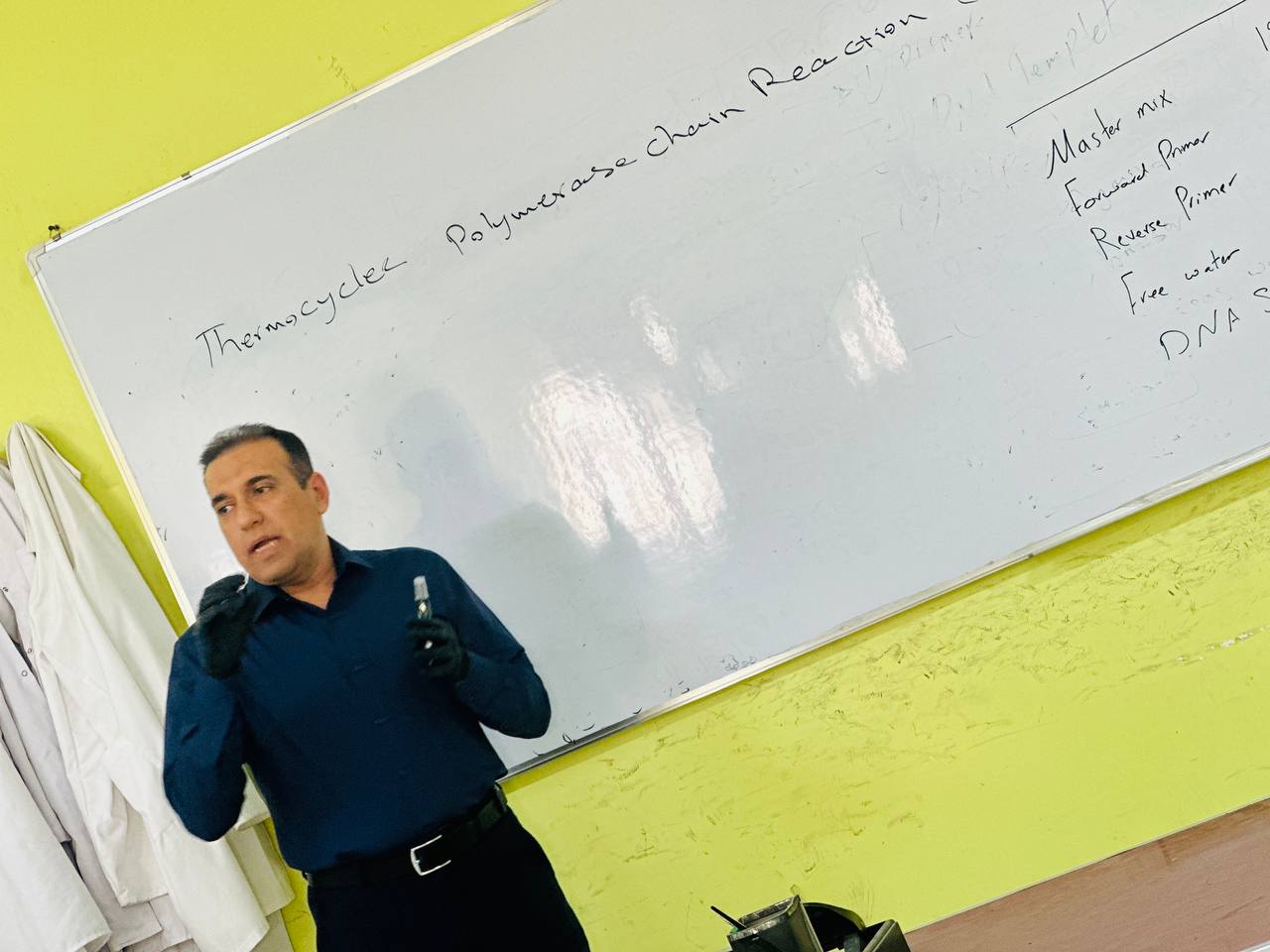 Read more about the article جامعة كربلاء تنظم دورة لتطوير مهارات المختبرين في البيولوجيا الجزيئية