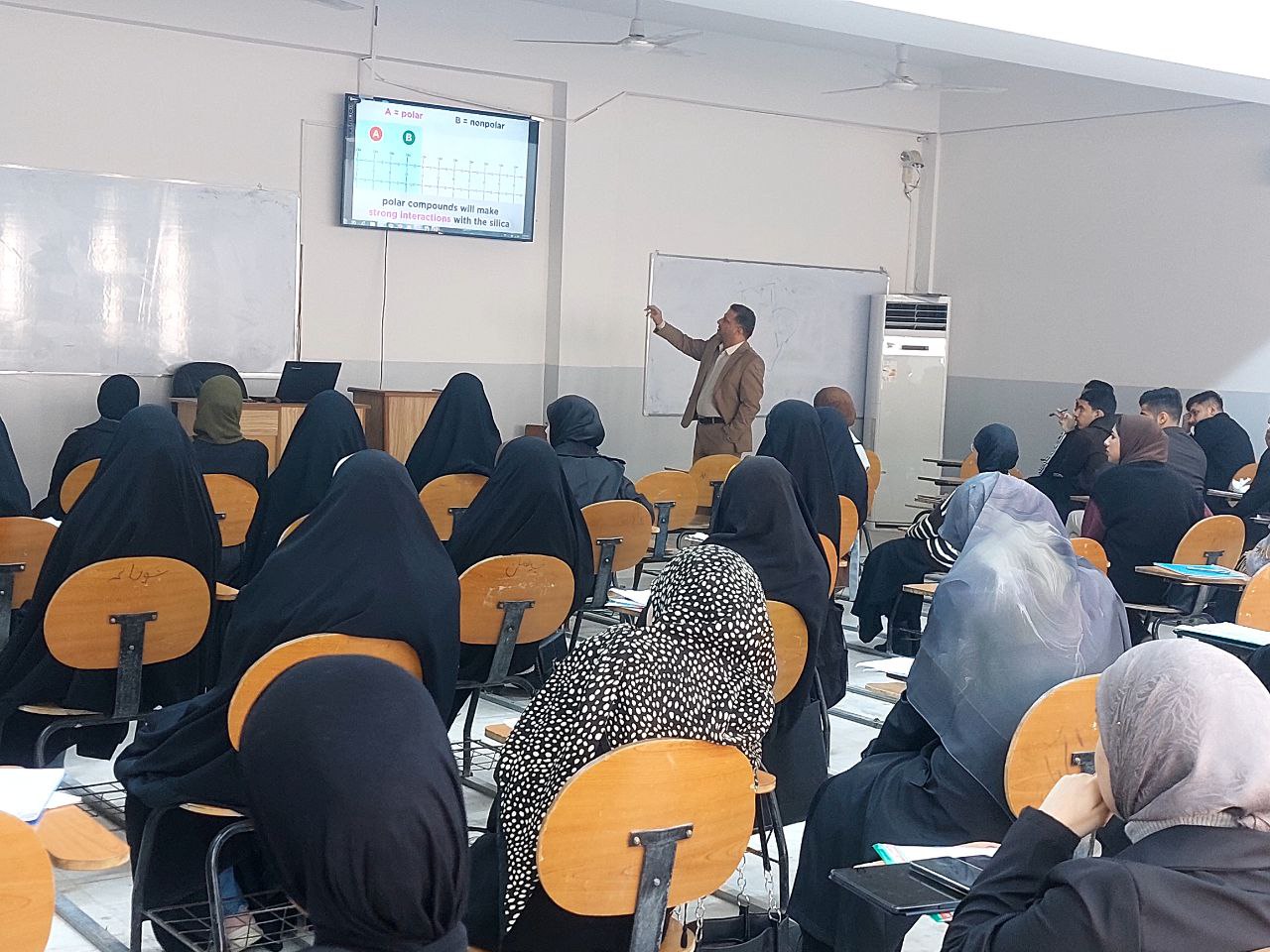 Read more about the article دورة في جامعة كربلاء حول تقنية الاستشراب المختبرية (الكروماتوغرافيا) وعوامل الاحتفاظ في المركبات العضوية