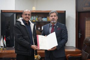 Read more about the article رئيس الجامعة يكرم تدريسي من كلية التربية الإنسانية لحصوله على المركز الأول في مؤتمر جائزة الحكيم الدولية