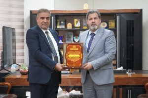 Read more about the article رئيس الجامعة يكرّم أحد منتسبيها بمناسبة إحالته إلى التقاعد