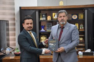 Read more about the article رئيس الجامعة يكرّم تدريسيًا من كلية القانون تقديرًا لإنجازه الأكاديمي